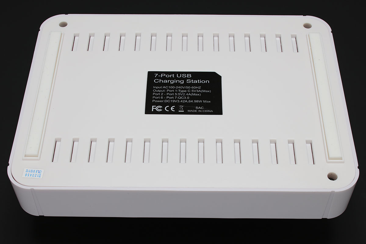 本体上面および底面に2列ずつの滑り止めがあり、端末がズレにくく、本体自体も安定的に置いておけます。端末の出し入れで本体が動くことは、ほぼありません。