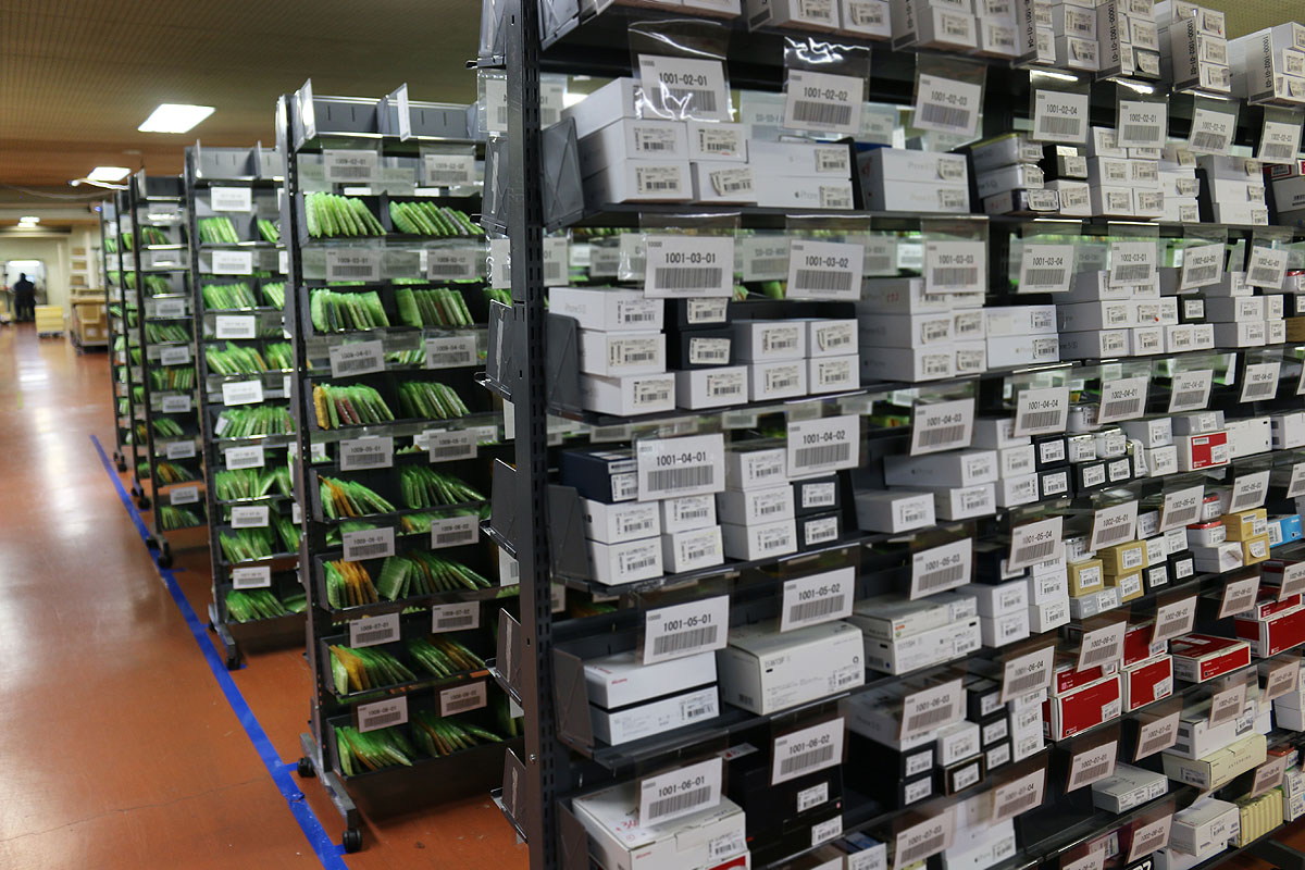 名古屋プロセスセンターにストックされた数多くの中古携帯電話