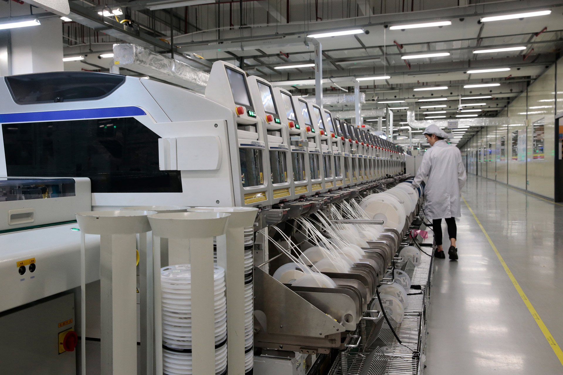 メインボードへの部品実装を行なう設備（ファーウェイ提供）