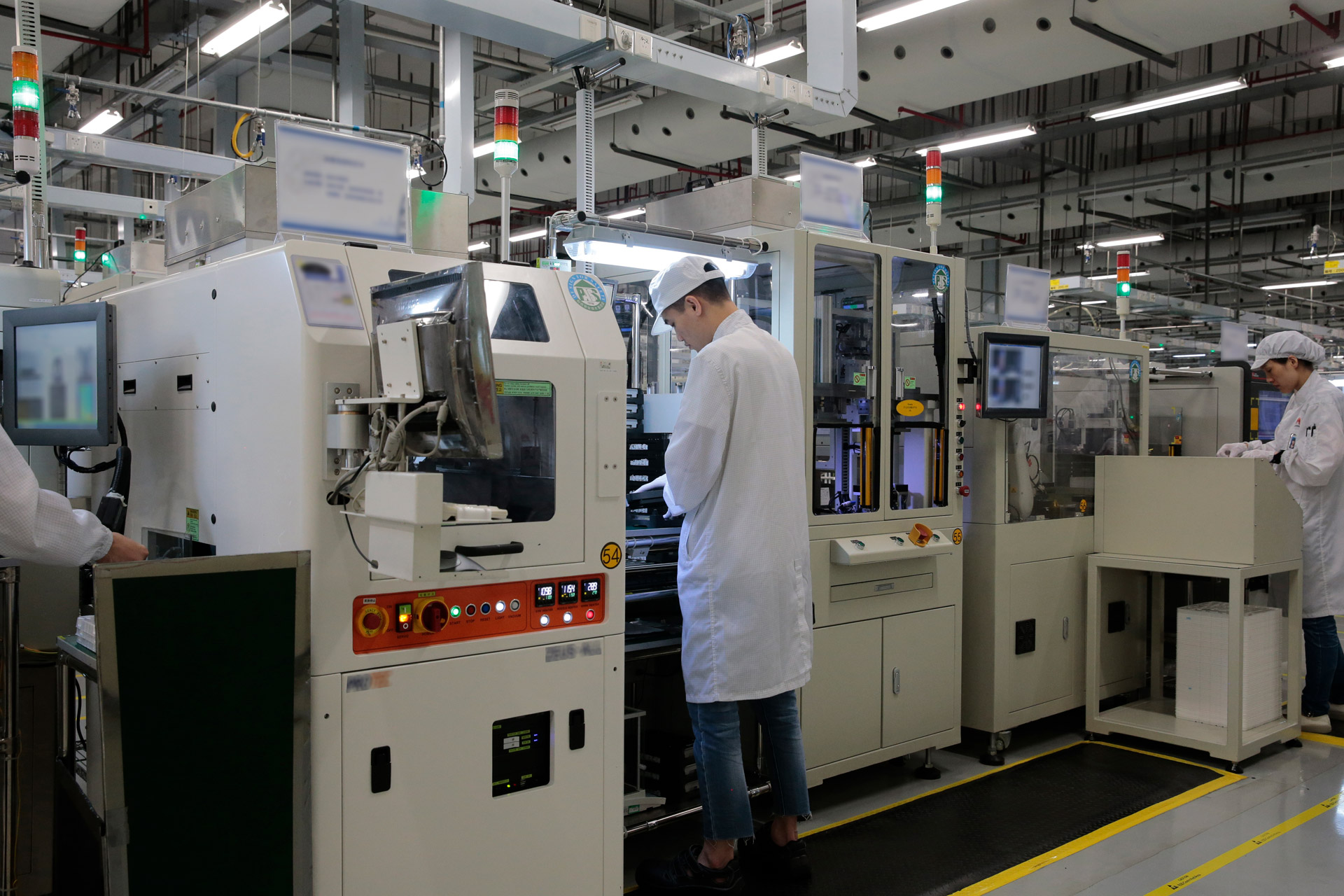 1つの生産ラインに28人が作業に従事する（ファーウェイ提供）