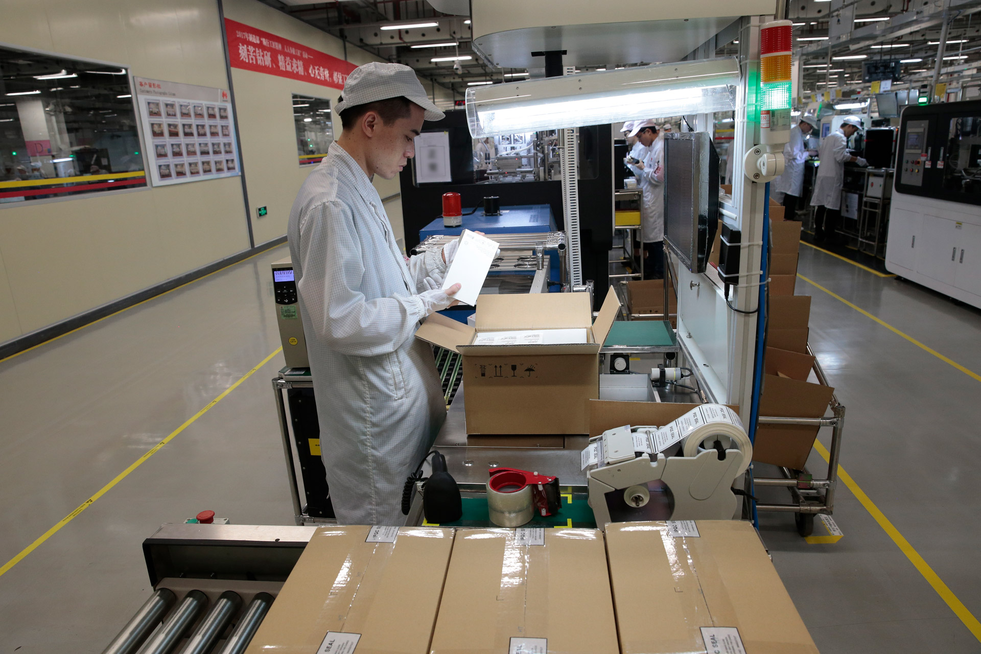 完成した端末を梱包する最後のプロセス（ファーウェイ提供）