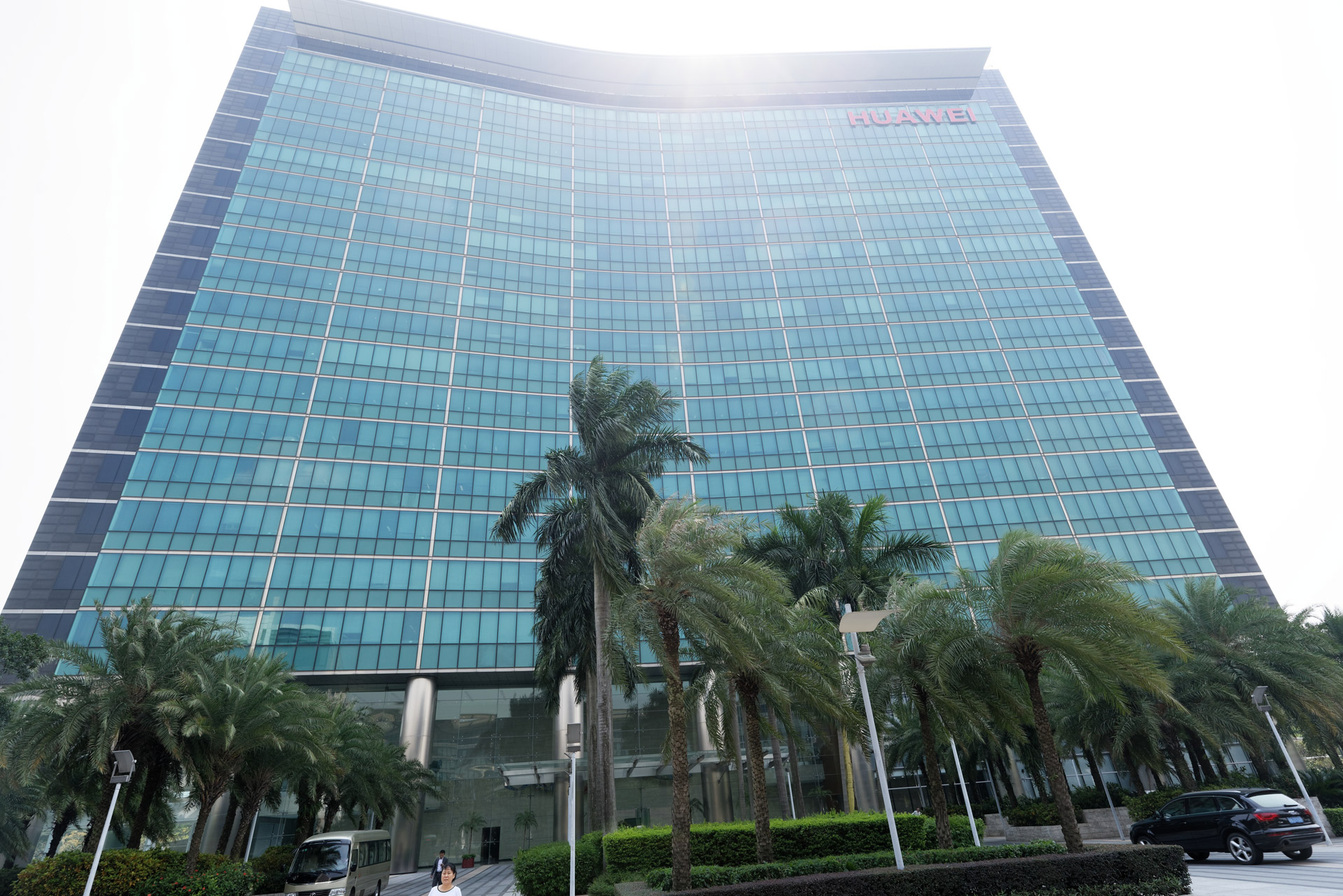 展示室を兼ねるR＆Dセンターの「Fビル」。地上21階の巨大な建物だ。ファーウェイの取り組みを展示した「The carrier exhibition hall」は地下にある