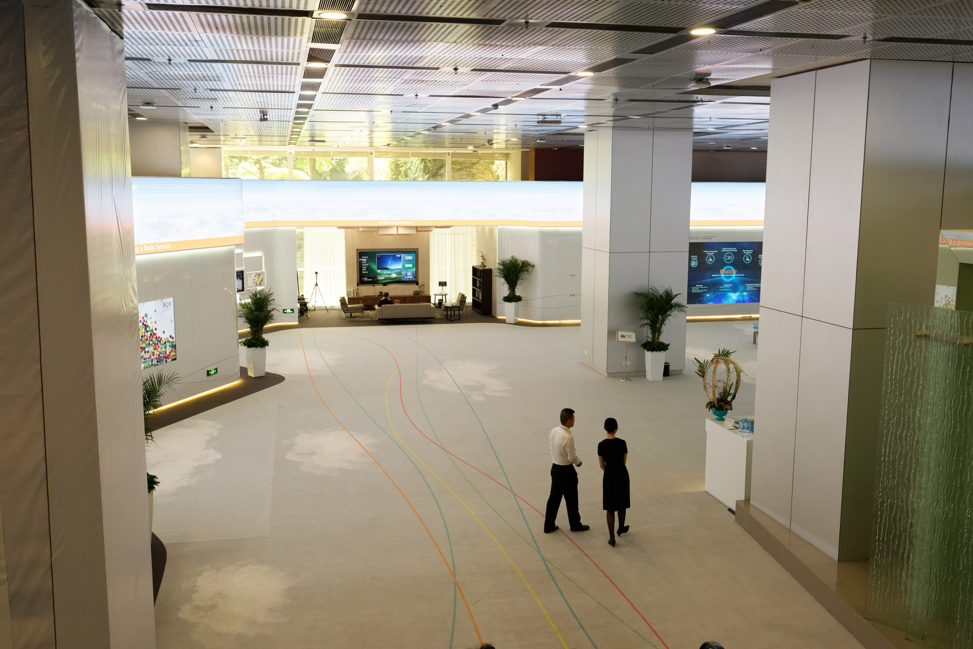 エスカレーターで地下へ降りると展示フロアが広がる