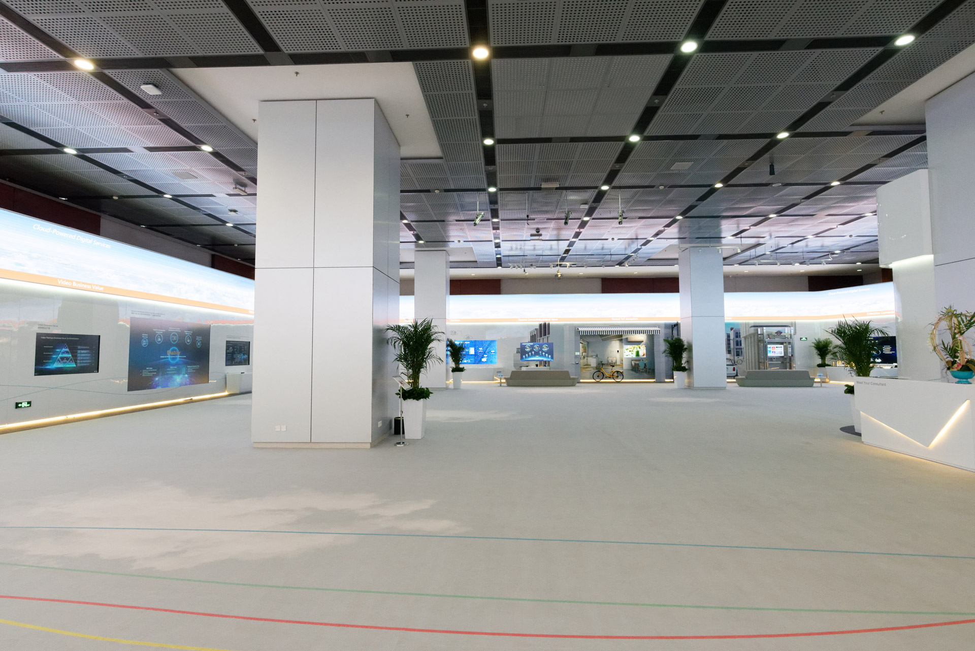 エスカレーターで地下へ降りると展示フロアが広がる