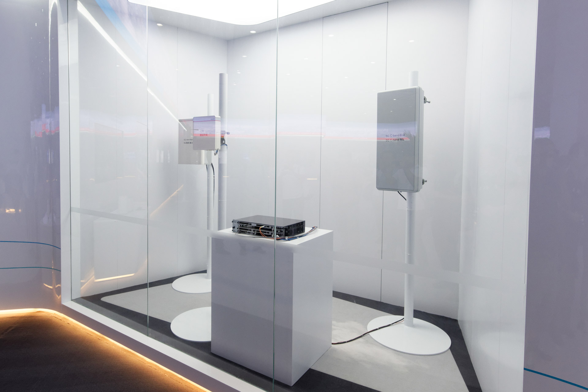 5Gの高速通信を支えるミリ波のアンテナ（左端）とC-bandのアンテナ（右端）