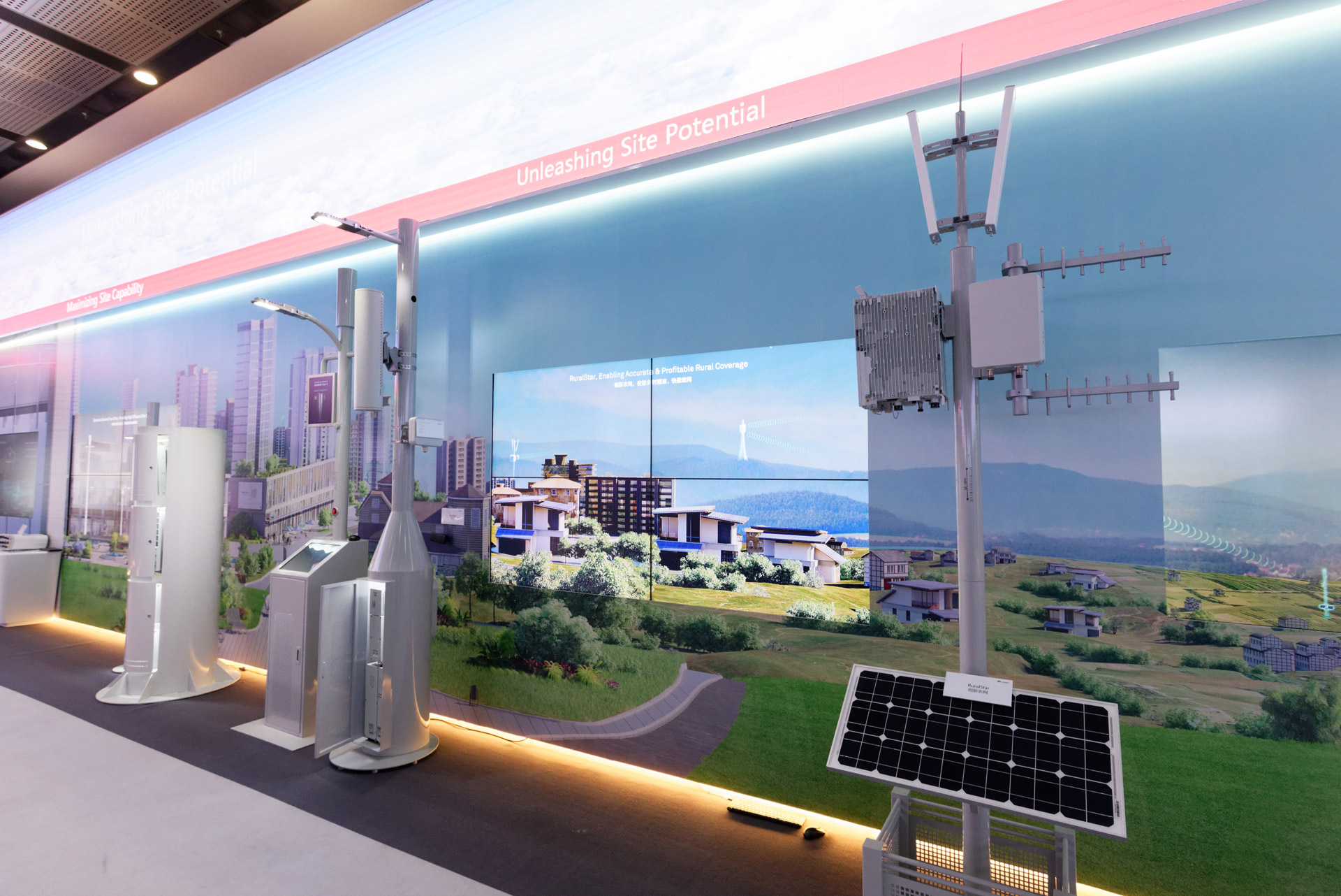 モバイルネットワークのアンテナを設置可能な街灯。サイネージや電気自動車の充電機能を持たせることも可能。左側のものが都市に設置することを前提としており、右側のものが農村部など電力を得にくい場所に設置することを前提としている