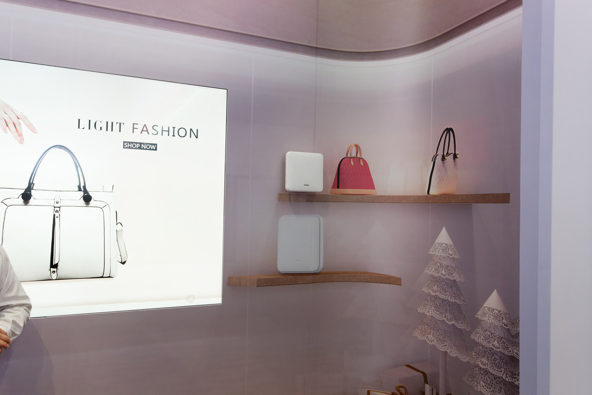 店舗用のネットワークルーター。インターネット通信できるだけでなく、顧客の数や流れを把握する機能ももつ。ショップの雰囲気を損ねないデザイン性の高さも特徴