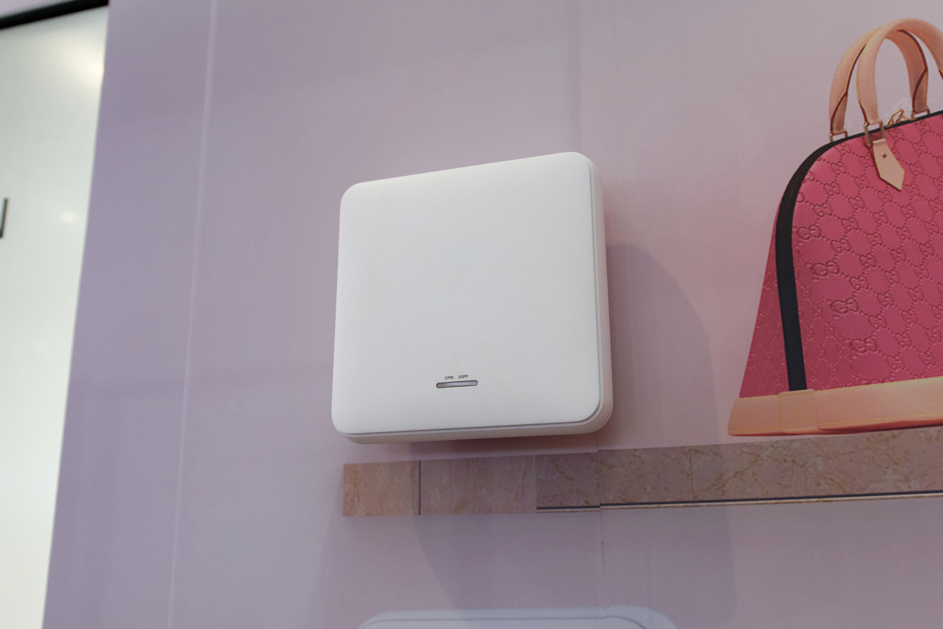 店舗用のネットワークルーター。インターネット通信できるだけでなく、顧客の数や流れを把握する機能ももつ。ショップの雰囲気を損ねないデザイン性の高さも特徴