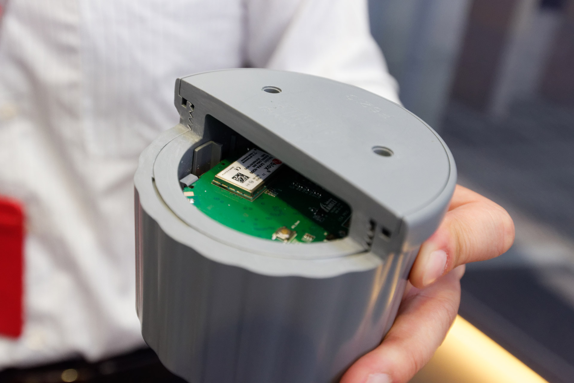 NB-IoTモジュールを組み込んだスマートパーキング用のセンサー（カットモデル）。地磁気センサーにより車両の有無を検知し、ネットワーク経由でその情報をやりとりする