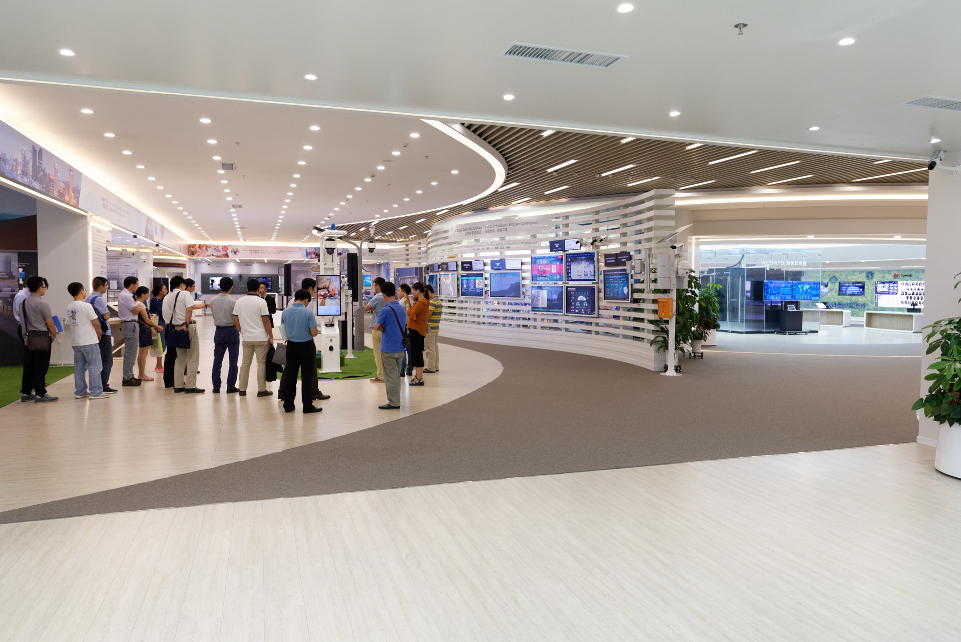 Fビルを離れ、もう1つの展示室がある「Gビル」の「Industry Solutions Executive Briefing Center」へ