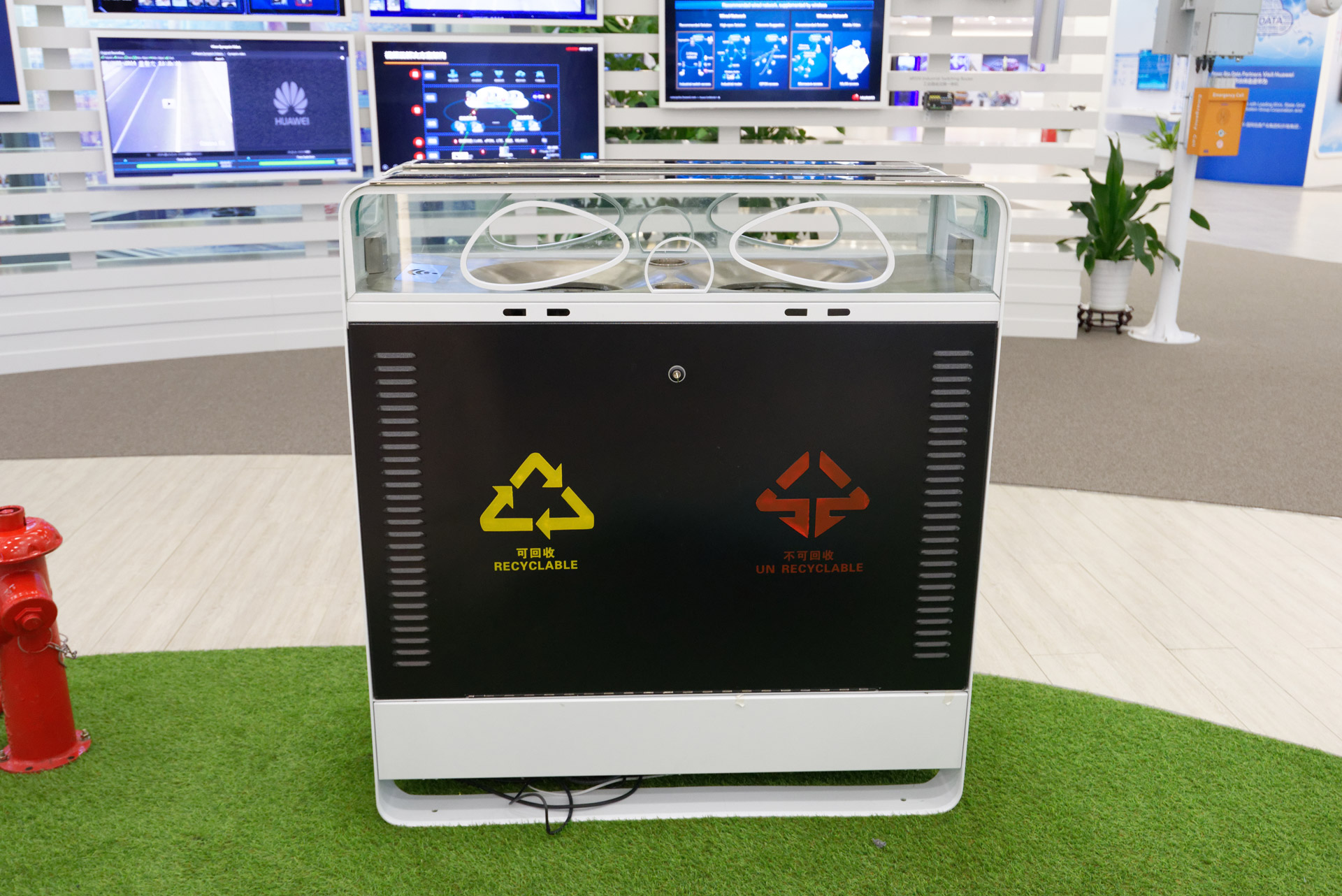 自治体や行政がかかわる公共インフラにも、ファーウェイの通信技術やIoTの技術を応用し始めている。こちらはスマートゴミ箱。センサーによりゴミの量などを検知し、回収作業を効率化するのに役立てられる