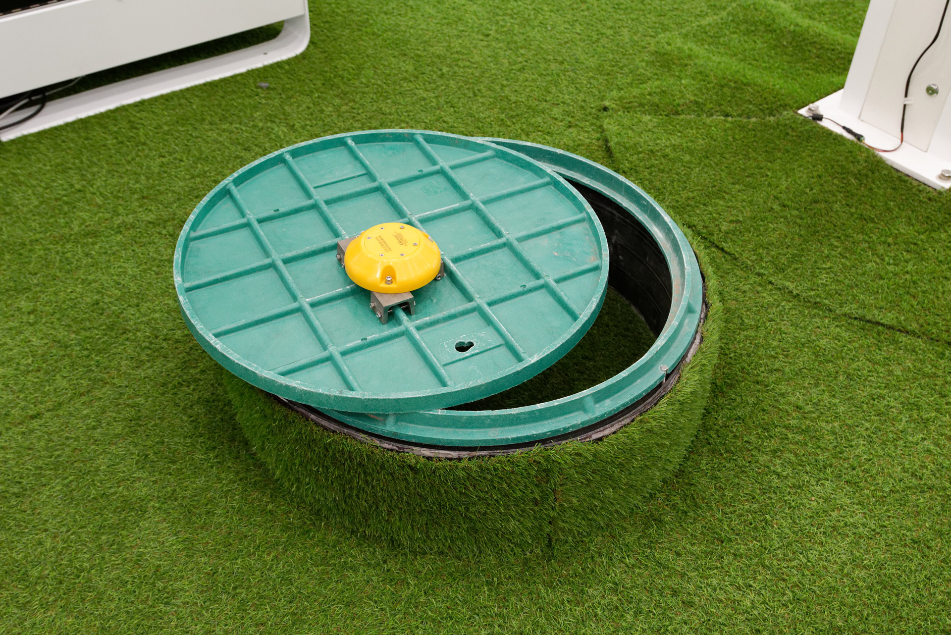 マンホールのフタにもIoT技術。マンホールを開閉したタイミング、回数などを遠隔から把握できる