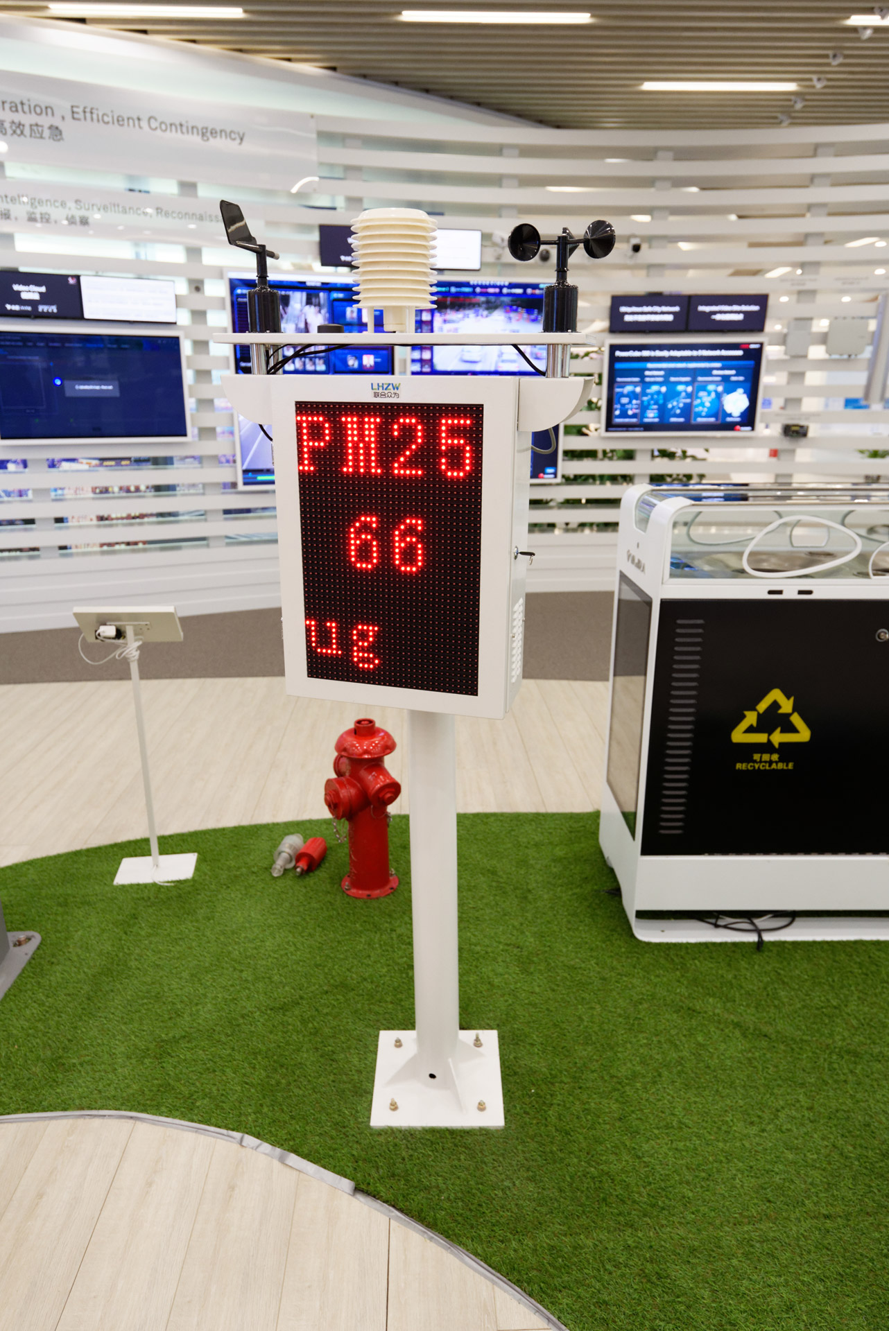 気温、風速、騒音、有害物質濃度などを計測し表示できる電光掲示板。遠隔からこれらの情報を得て、環境保護対策に用いることができる