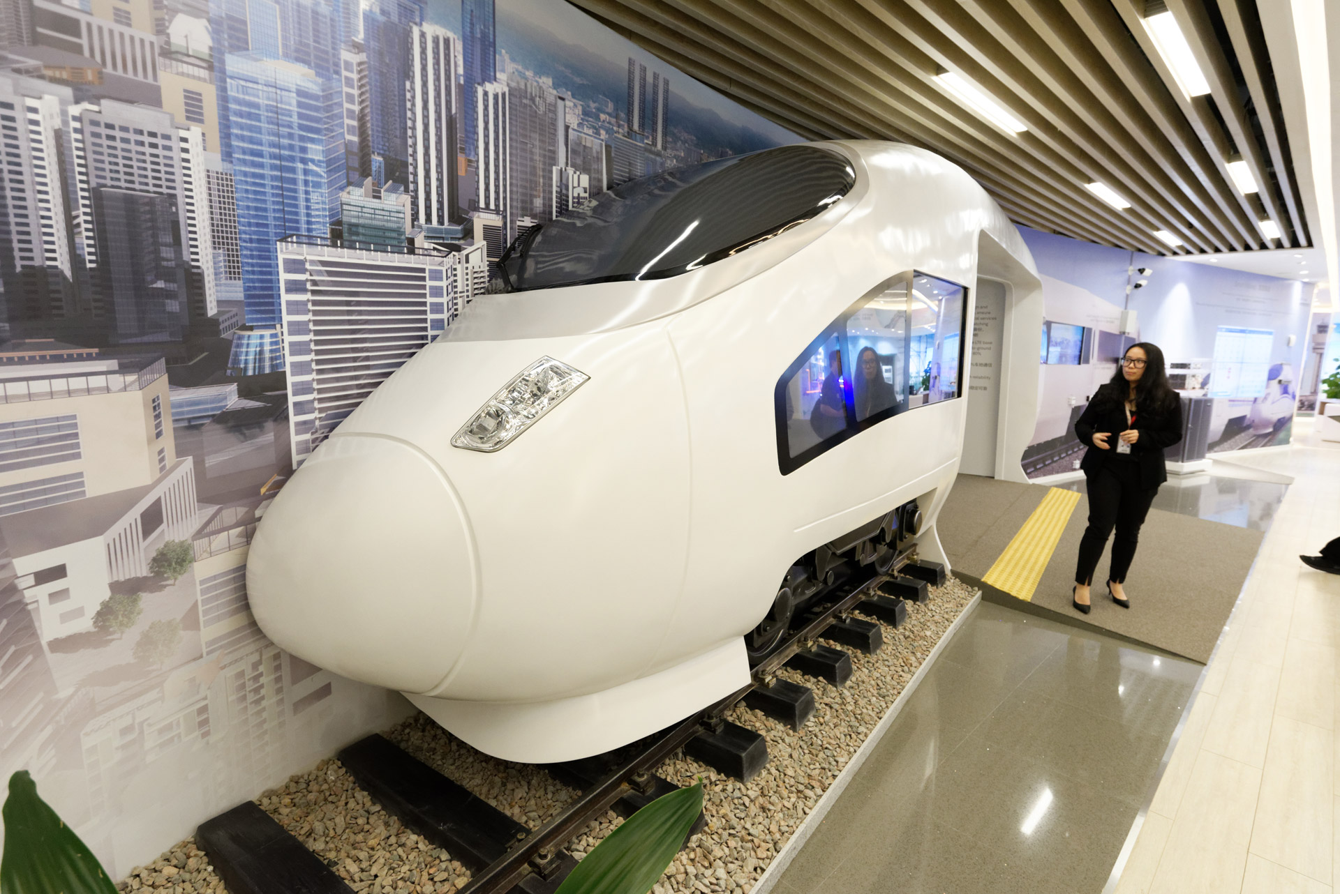 鉄道車両・設備で用いられるネットワークについても進化させる。従来はトンネル内における列車の状況監視にWi-Fiを中心とした多数のネットワーク技術が用いられていたが、これをLTEで統合する。電波干渉の可能性が低くなり、安全で安定した列車の運行が可能になる