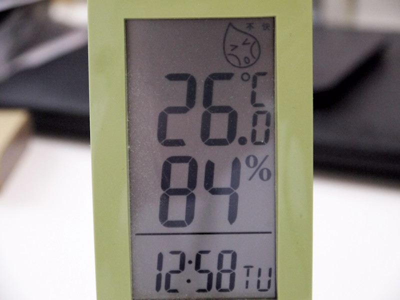 室温26度で14.3度。18度の差を見てみたかったが10度以上の差があれば充分冷たく感じられる。14度といえばここ最近の東京の12月の日中の気温と同じくらいだし