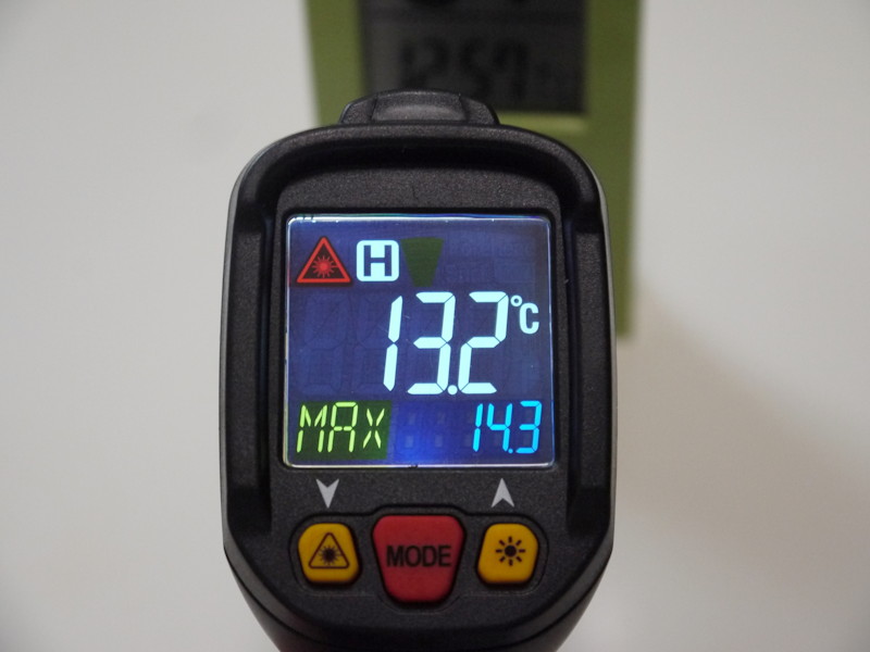 室温26度で14.3度。18度の差を見てみたかったが10度以上の差があれば充分冷たく感じられる。14度といえばここ最近の東京の12月の日中の気温と同じくらいだし