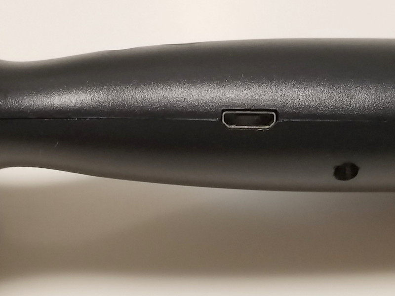 microUSBケーブルで充電。充電中は赤いランプが点滅し、満充電になると同じランプが点灯する