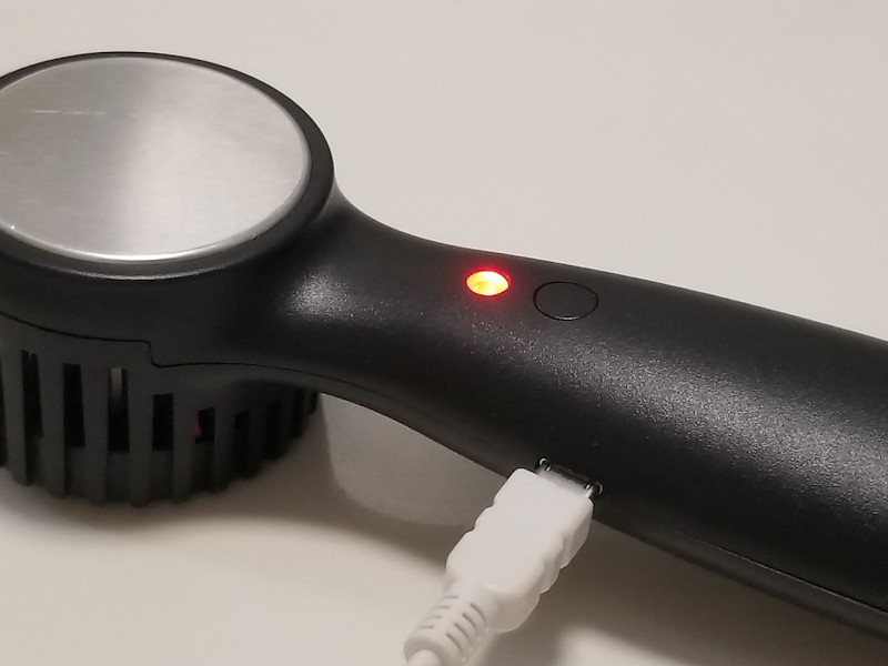 microUSBケーブルで充電。充電中は赤いランプが点滅し、満充電になると同じランプが点灯する