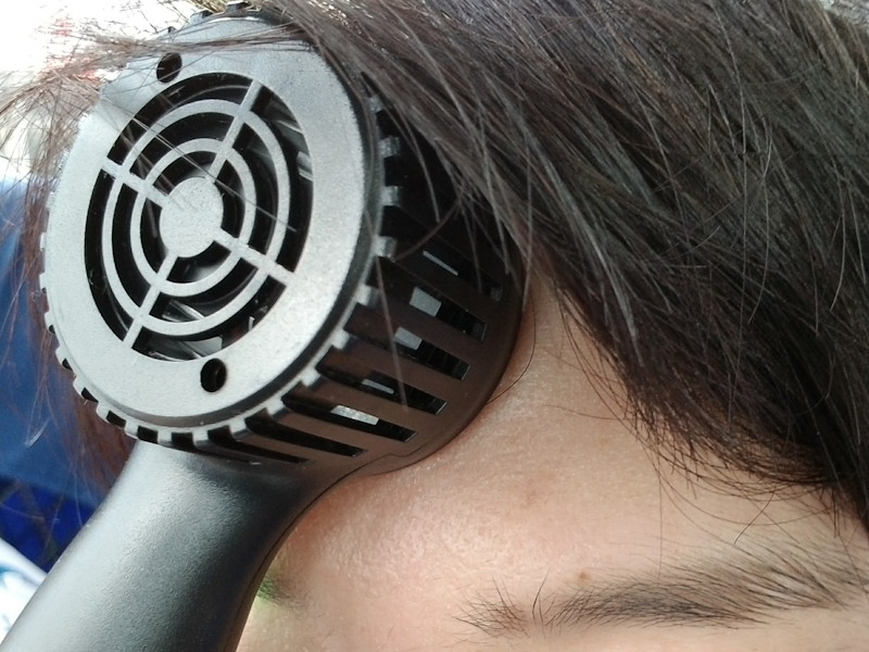 人によってはこのように、おでこに当てていてもあまりスマートには感じられないかもしれない