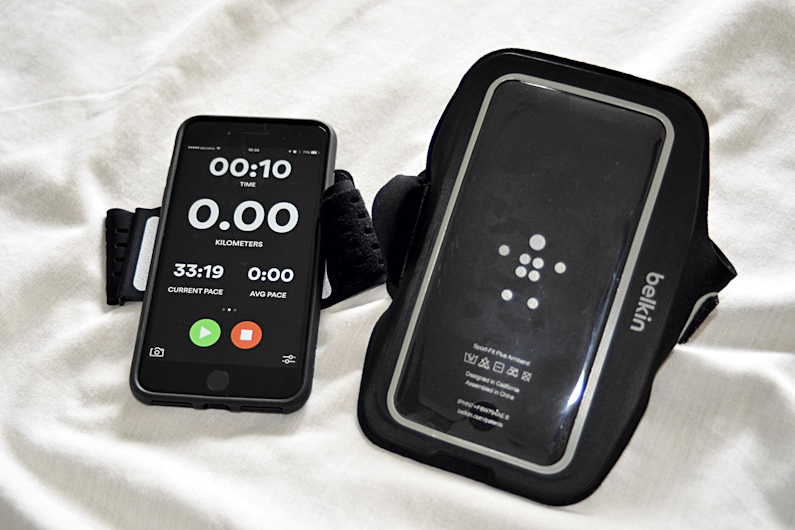 「Fitness Armband for iPhone 7 Plus」（左）と「Sport-Fit Plusアームバンド」（右）