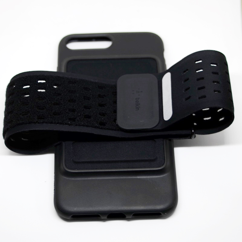 バンド部分に穴が空いていて通気性が良いのが好印象。バンドも長いので二の腕が太い方でも安心