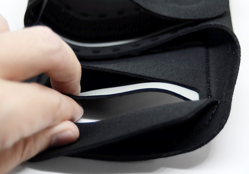 iPhoneを入れる部分の背後に小袋があり、小銭などを入れておくのに便利