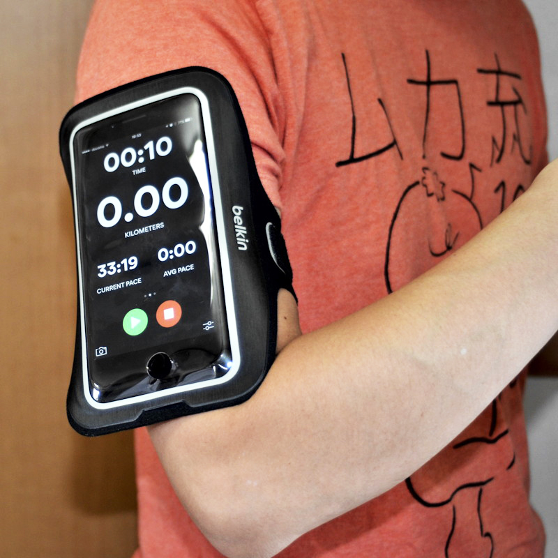 それぞれ腕に巻いてみたようす。iPhone 7 Plusの大きさが改めて実感できます