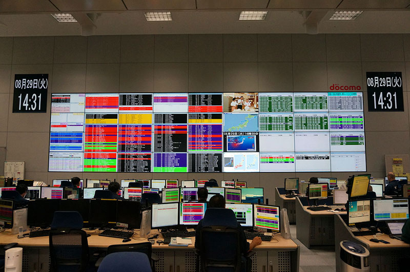 NOCにずらりと並ぶディスプレイ