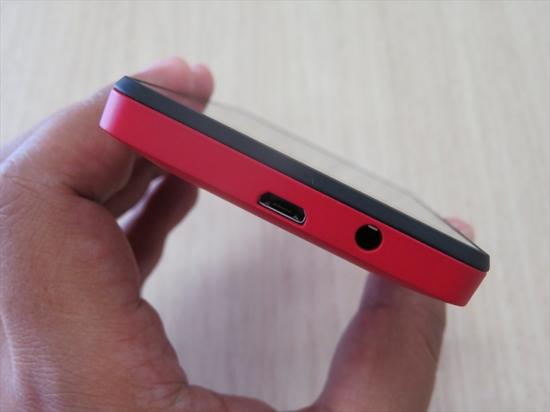 外部接続端子はmicroUSB