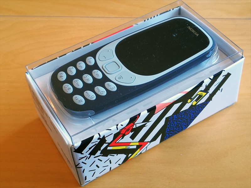 Nokia 3310のパッケージ。紙箱入りもあるが、ドイツではこのスタイルで販売されている