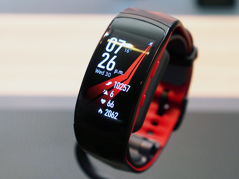 カーブしたディスプレイを採用する、Gear Fit2 Pro