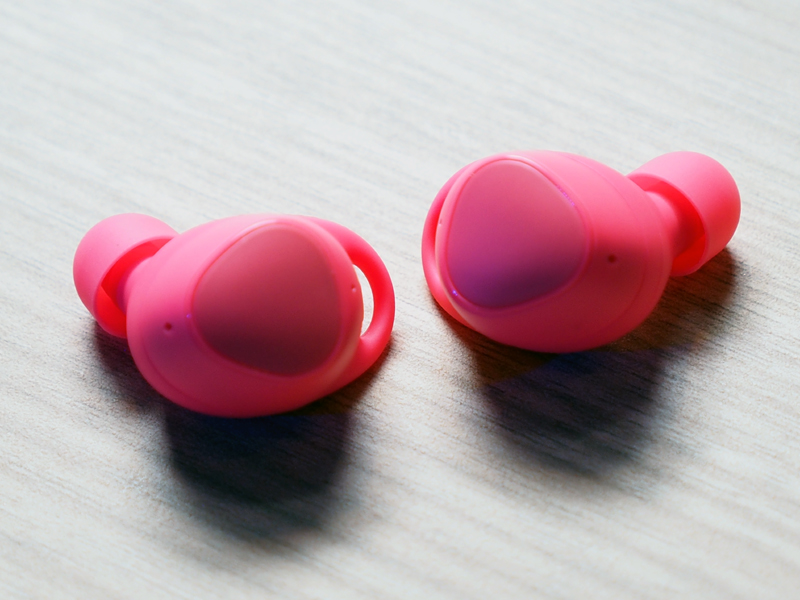 Gear IconX 2018は、ケーブルレスのBluetoothイヤホン