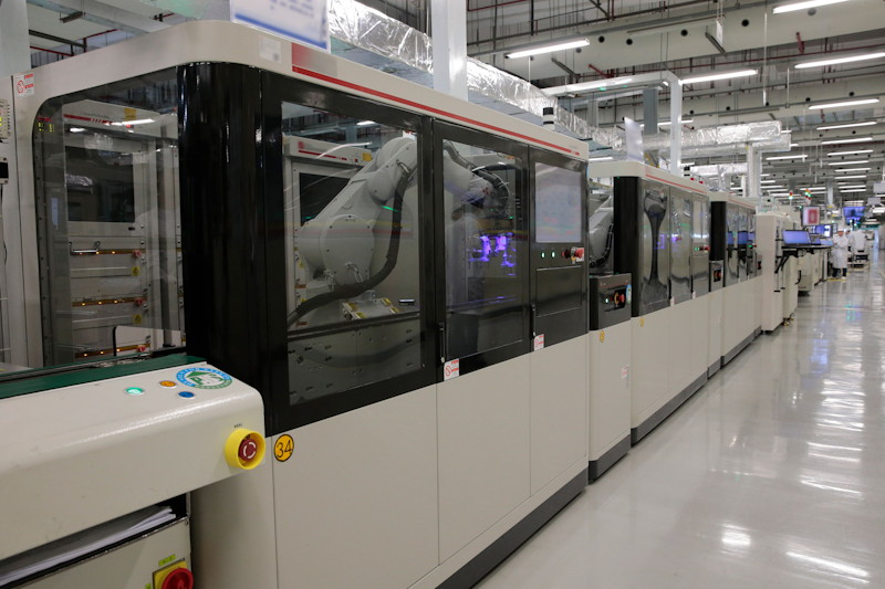 ロボット化が進むファーウェイの生産ライン（同社提供）