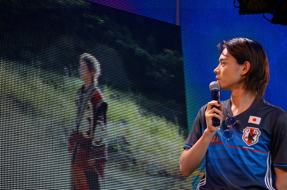 自身が出演するauのCMもあらためて紹介