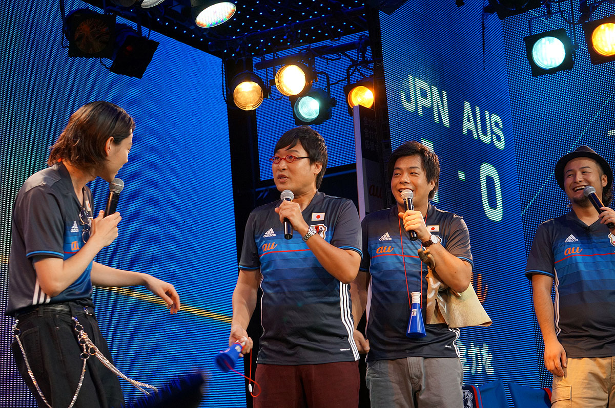 コーナーキックの場面になると4人揃って「コーナー！」と手を上げてアピール