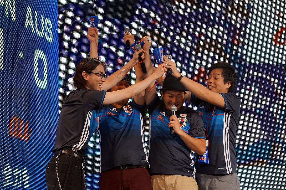 4人が興奮しつつハイタッチ