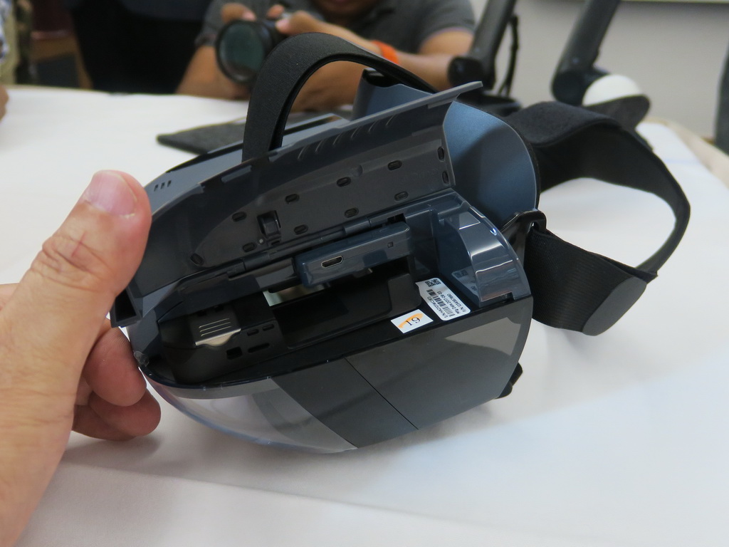 LenovoミラージュARヘッドセットの左上の部分に、スマートフォンを装着するスロットがあり、この部分に収まるかどうかがで、利用できるスマートフォンが決まりそうだ