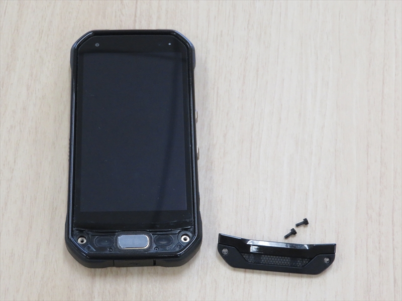 ディスプレイ下の正面カバーはパッケージ同梱の器具を使ってユーザー自身で取り外し可能