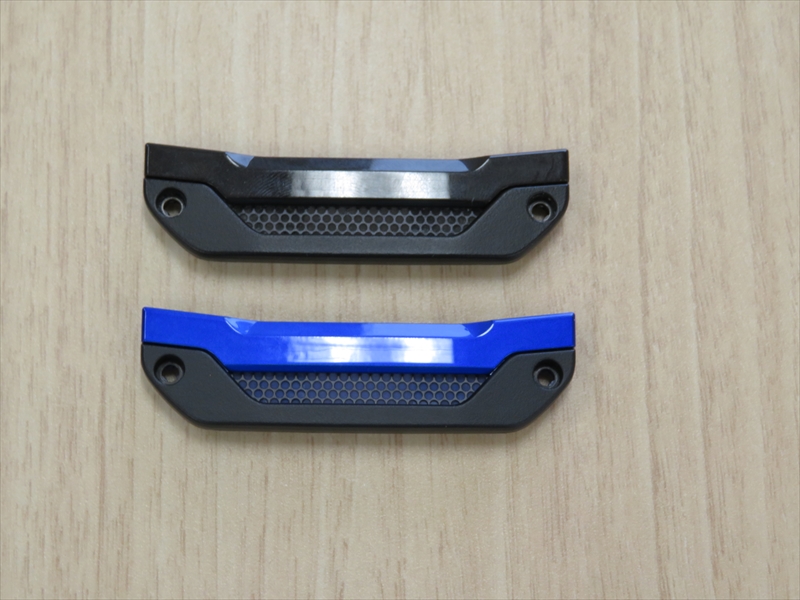 au Online Shopでは本体カラーにあわせてブラック、ブルー、グリーンの3色のパーツが販売されている