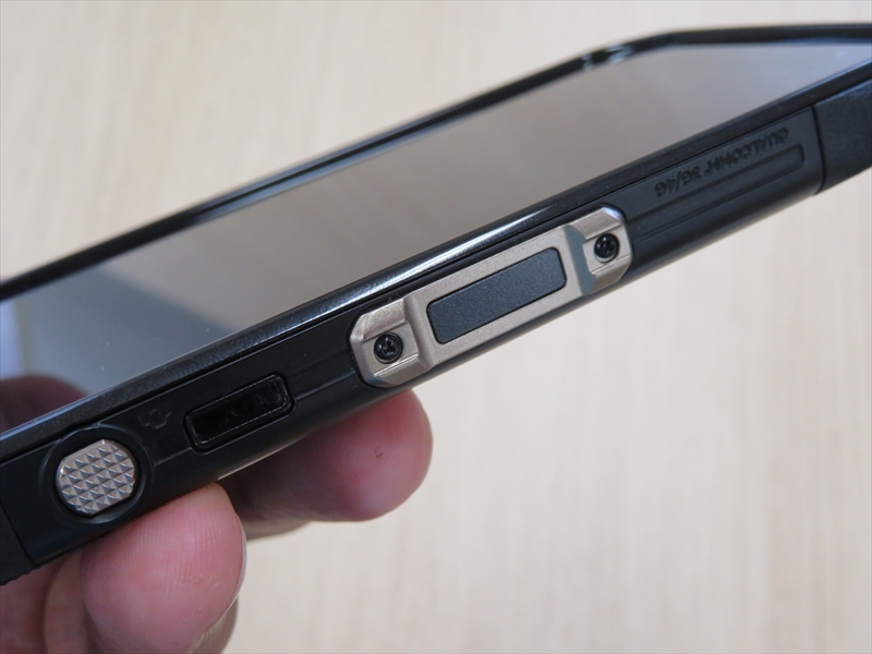 側面のゴールドと同じ色の正面カバーも欲しい