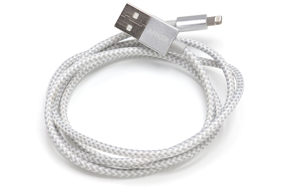 左は硬質なUSBケーブルで「ナイロンとアルミニウムで作られている」というもので、4000回折り曲げても大丈夫だとか。右は表面が金属ホースで覆われているUSBケーブルで、これも断線などしにくそうです。