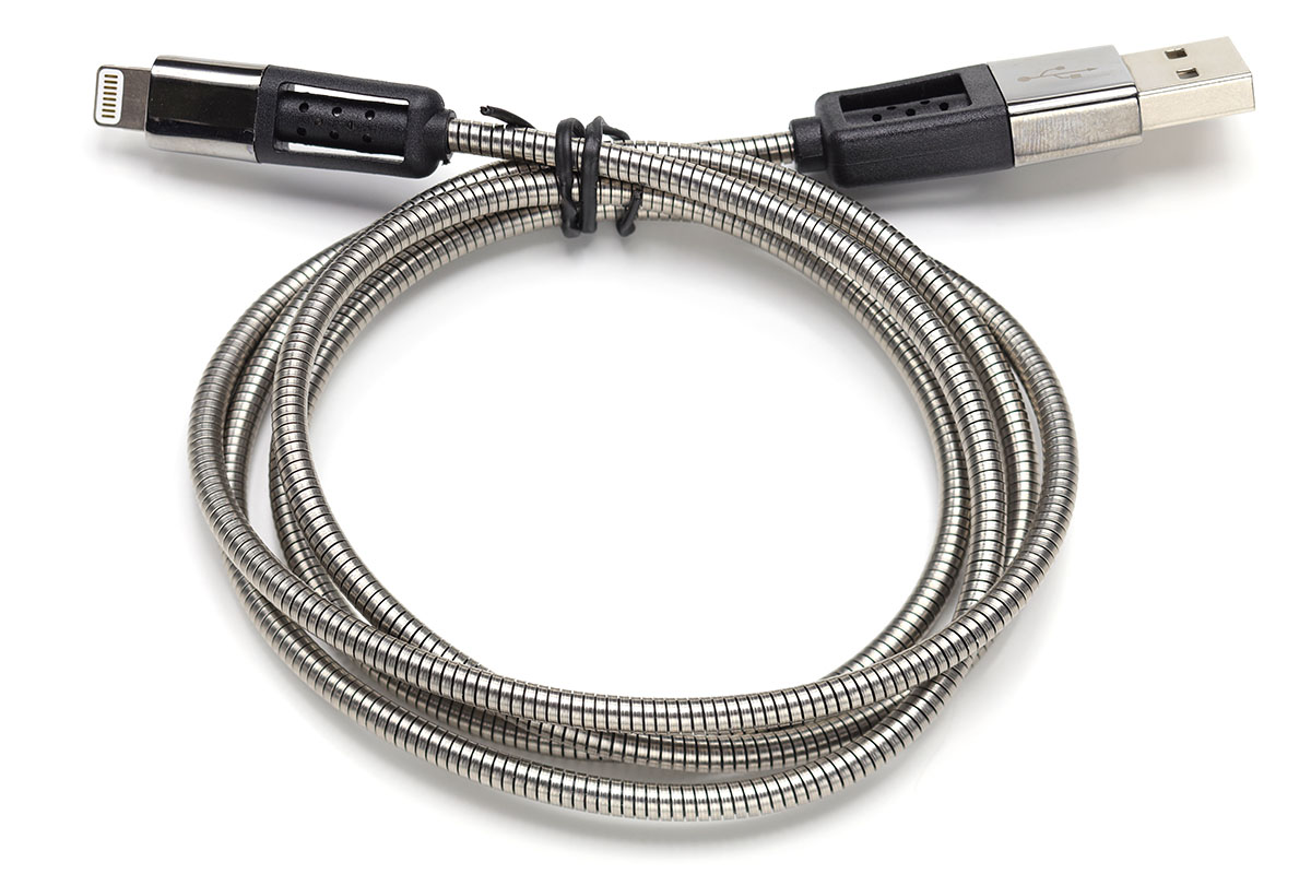 左は硬質なUSBケーブルで「ナイロンとアルミニウムで作られている」というもので、4000回折り曲げても大丈夫だとか。右は表面が金属ホースで覆われているUSBケーブルで、これも断線などしにくそうです。