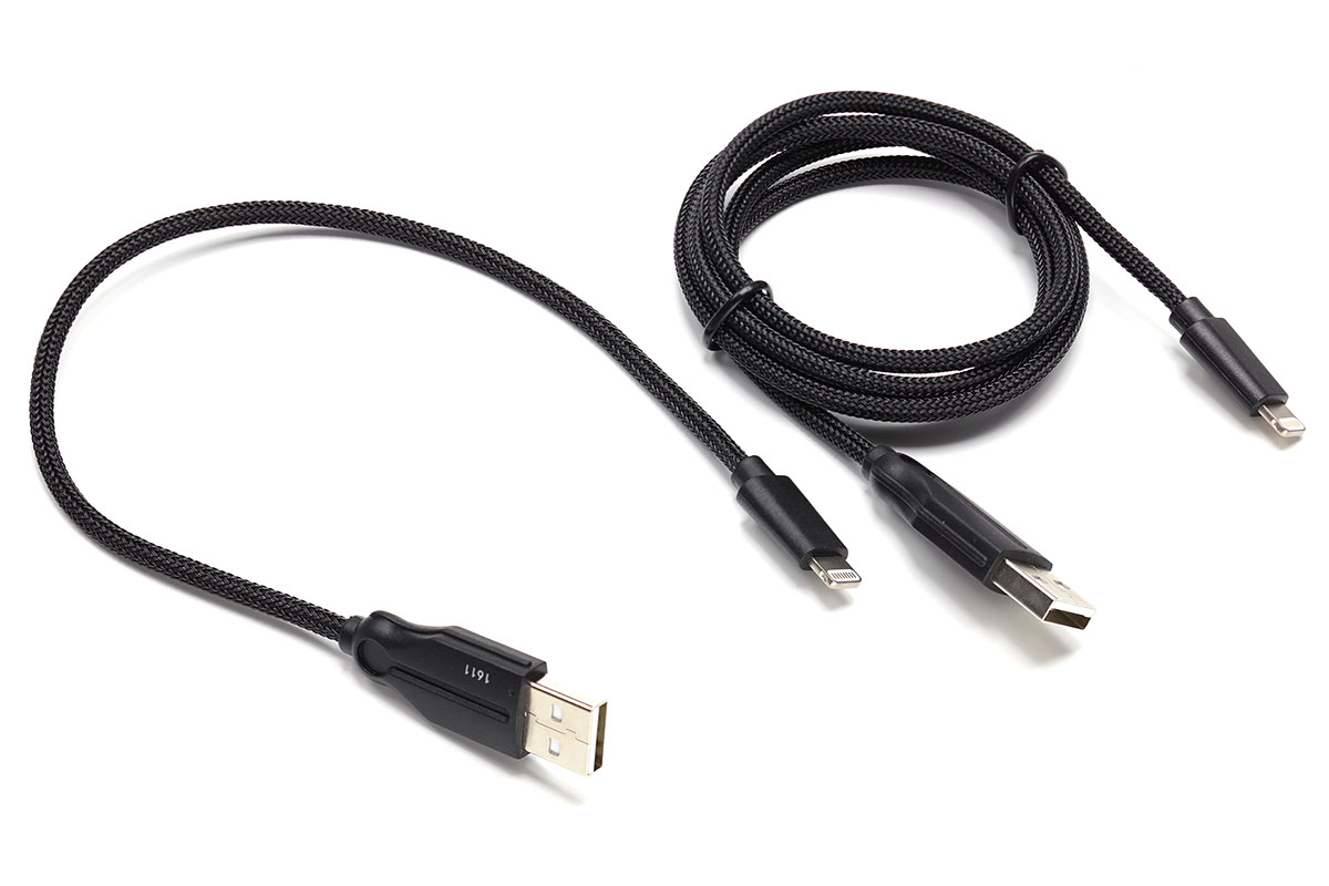 オウルテックの「OWL-CBJDSLT シリーズ」。Lightning-USBtypeAの急速充電＋データ転送ケーブルですが、ケーブル表面がナイロンメッシュで覆われ、コネクタ部には硬質プラスチックが採用されています。かなり張りのあるケーブルで、自転車のブレーキ用ワイヤーのようなイメージ。グイグイ引っ張っても「伸び」が感じられません。microUSBタイプもラインナップされています（<a href="http://www.owltech.co.jp/products/cbj_smu/" class="n" target="_blank">公式ページ</a>）。