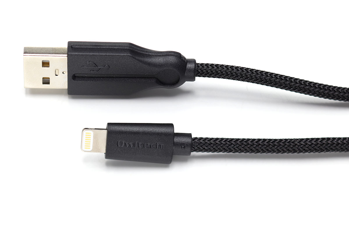 オウルテックの「OWL-CBJDSLT シリーズ」。Lightning-USBtypeAの急速充電＋データ転送ケーブルですが、ケーブル表面がナイロンメッシュで覆われ、コネクタ部には硬質プラスチックが採用されています。かなり張りのあるケーブルで、自転車のブレーキ用ワイヤーのようなイメージ。グイグイ引っ張っても「伸び」が感じられません。microUSBタイプもラインナップされています（<a href="http://www.owltech.co.jp/products/cbj_smu/" class="n" target="_blank">公式ページ</a>）。