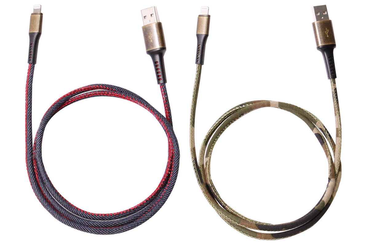 オウルテックの「OWL-CBJDCLT シリーズ」。表面が布で覆われたUSBケーブルで、デニム調と迷彩調から選べます。ケーブル自体はまあまあ柔らかめ。コネクタ部はメタルで、ケーブルとの接続部は長めで樹脂製。ケーブルは12000回の折り曲げテストに合格しています。わりとしなやかで扱いやすいケーブルで、タフさも十分という印象です。
