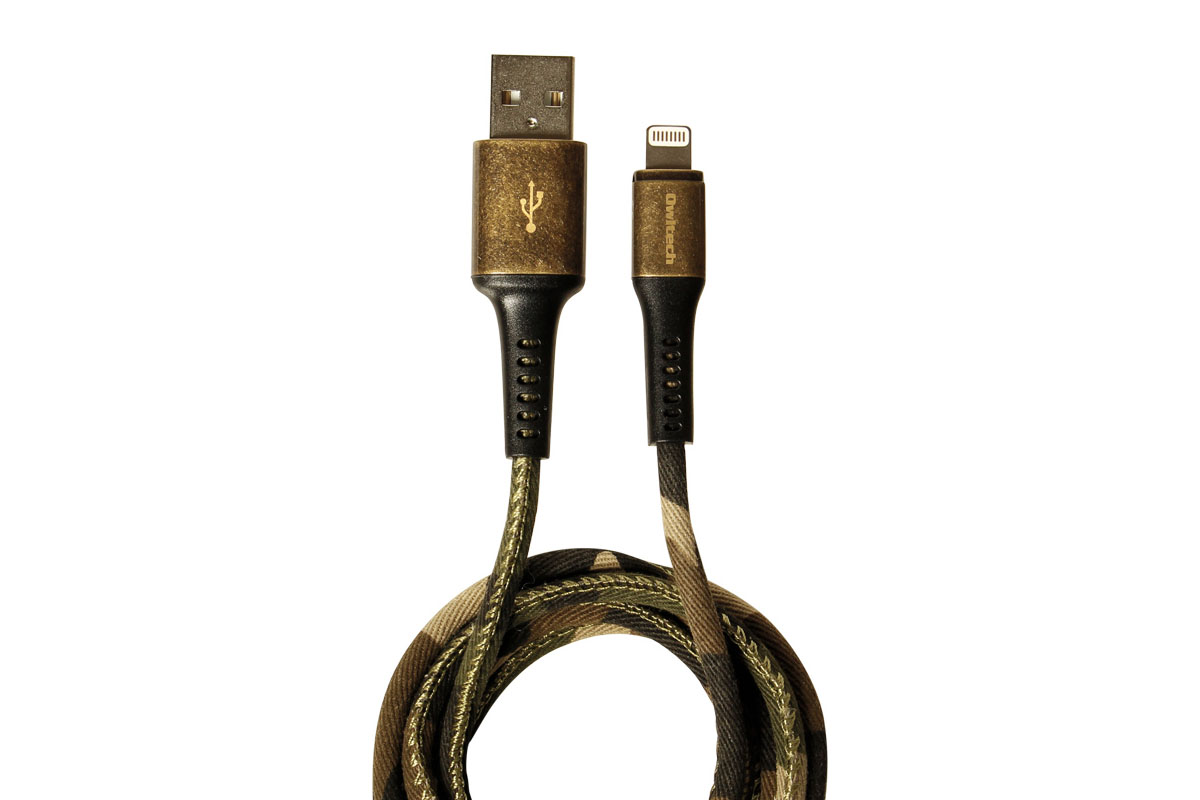 オウルテックの「OWL-CBJDCLT シリーズ」。表面が布で覆われたUSBケーブルで、デニム調と迷彩調から選べます。ケーブル自体はまあまあ柔らかめ。コネクタ部はメタルで、ケーブルとの接続部は長めで樹脂製。ケーブルは12000回の折り曲げテストに合格しています。わりとしなやかで扱いやすいケーブルで、タフさも十分という印象です。