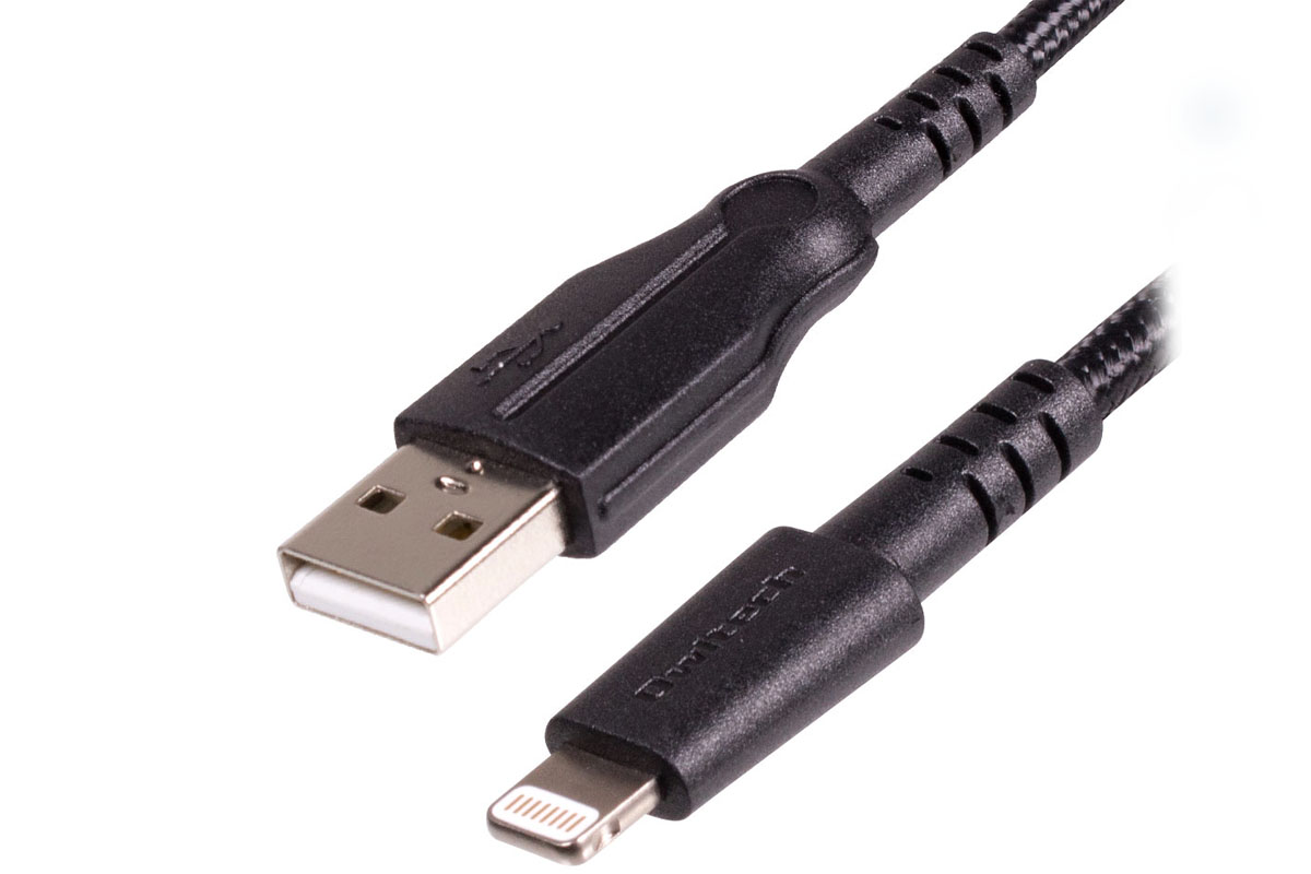 オウルテック「OWL-CBKLT シリーズ」。50000回以上の折り曲げ試験をパスした、最新のストロングなUSBケーブルです。コネクタ部が長め・頑丈で、ケーブル内部の強化素材としてアラミド繊維が使われています。ケーブルは比較的にしなやかで、表面には滑らかで肌触りのよい強化メッシュが使われています。