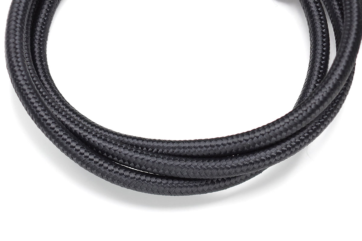 オウルテック「OWL-CBKLT シリーズ」。50000回以上の折り曲げ試験をパスした、最新のストロングなUSBケーブルです。コネクタ部が長め・頑丈で、ケーブル内部の強化素材としてアラミド繊維が使われています。ケーブルは比較的にしなやかで、表面には滑らかで肌触りのよい強化メッシュが使われています。