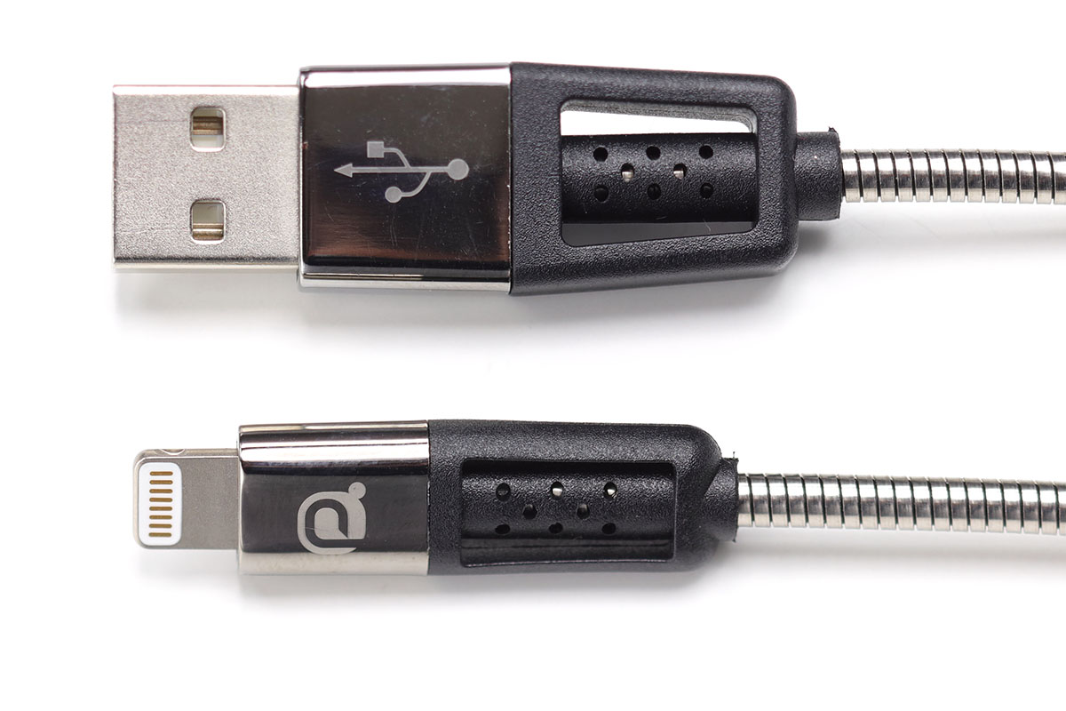 セイワの「メタルプロテクト系」ケーブル。ケーブルの外皮がステンレスのホースのようなもので覆われています。見栄えはメタリック。Lightning-USBtypeAケーブルの場合、コネクタ部もしっかり強度が備わっており、屈曲テストは1万回以上に耐えるそうです（AUXケーブルは1万4000回以上）。