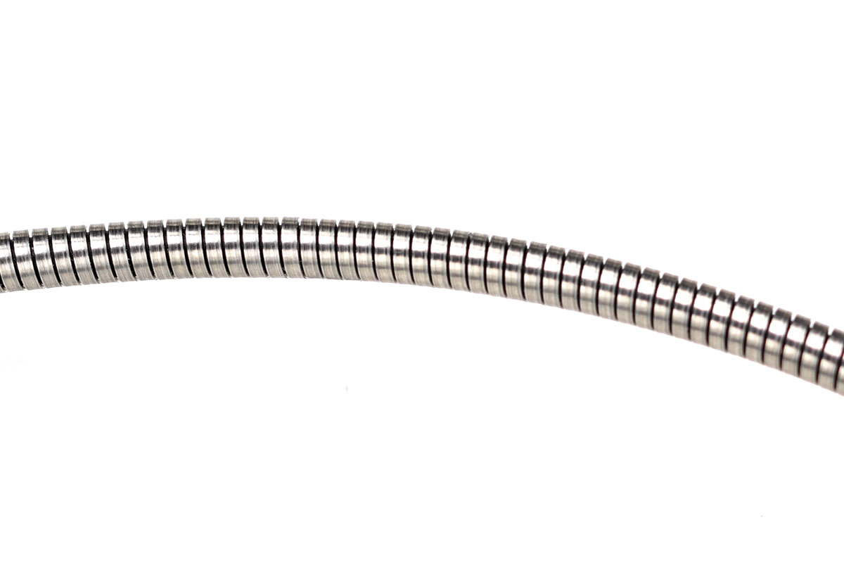 ケーブル部は金属の滑らかな触り心地があり、意外なほどしなやかです。弾力がありつつしなやかなので、クセもほとんど付きません。丸く巻いた状態でもまとまりが良く、とても気分良く使えます。